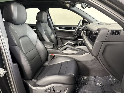 Certified 2025 Porsche Cayenne AWD/4WD image 24