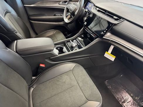 Used 2026 Jeep Grand Cherokee Laredo image 4