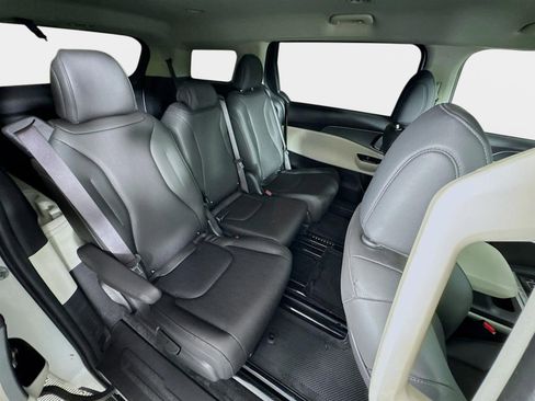 Used 2024 Kia Carnival LX image 25