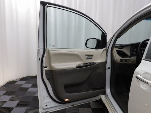 Used 2017 Toyota Sienna XLE image 4