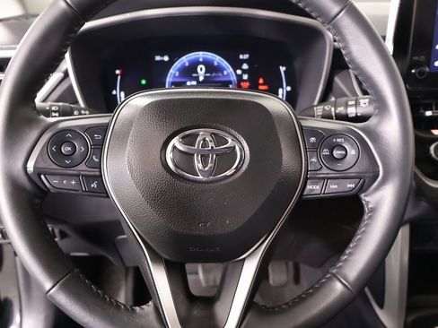 Used 2025 Toyota Corolla Cross XLE image 3