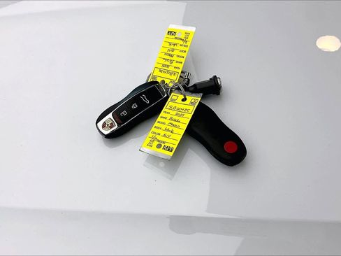 Used 2025 Porsche Macan image 26