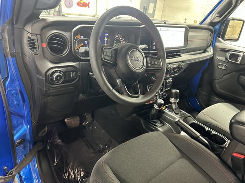 Used 2024 Jeep Wrangler Unlimited Rubicon AWD/4WD image 11