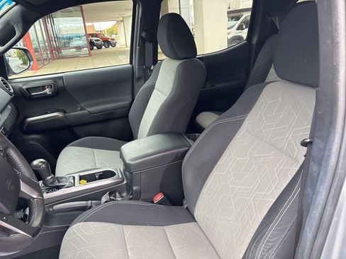 Used 2022 Toyota Tacoma TRD Sport image 25