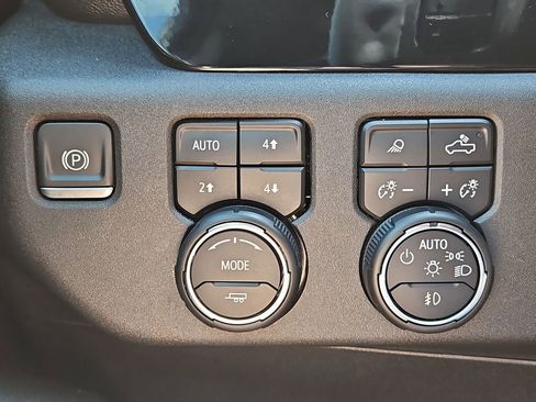Certified 2024 Chevrolet Silverado 2500 LTZ w/ LTZ Convenience Package AWD/4WD image 24