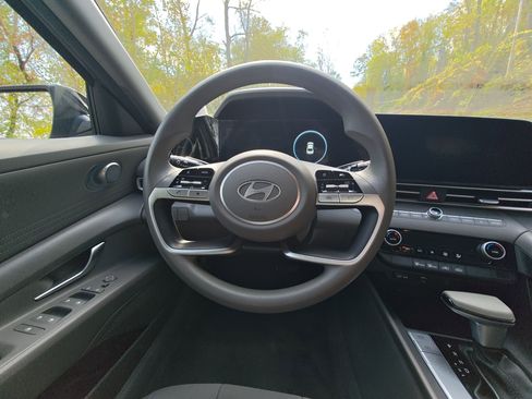 Used 2024 Hyundai Elantra SEL image 4