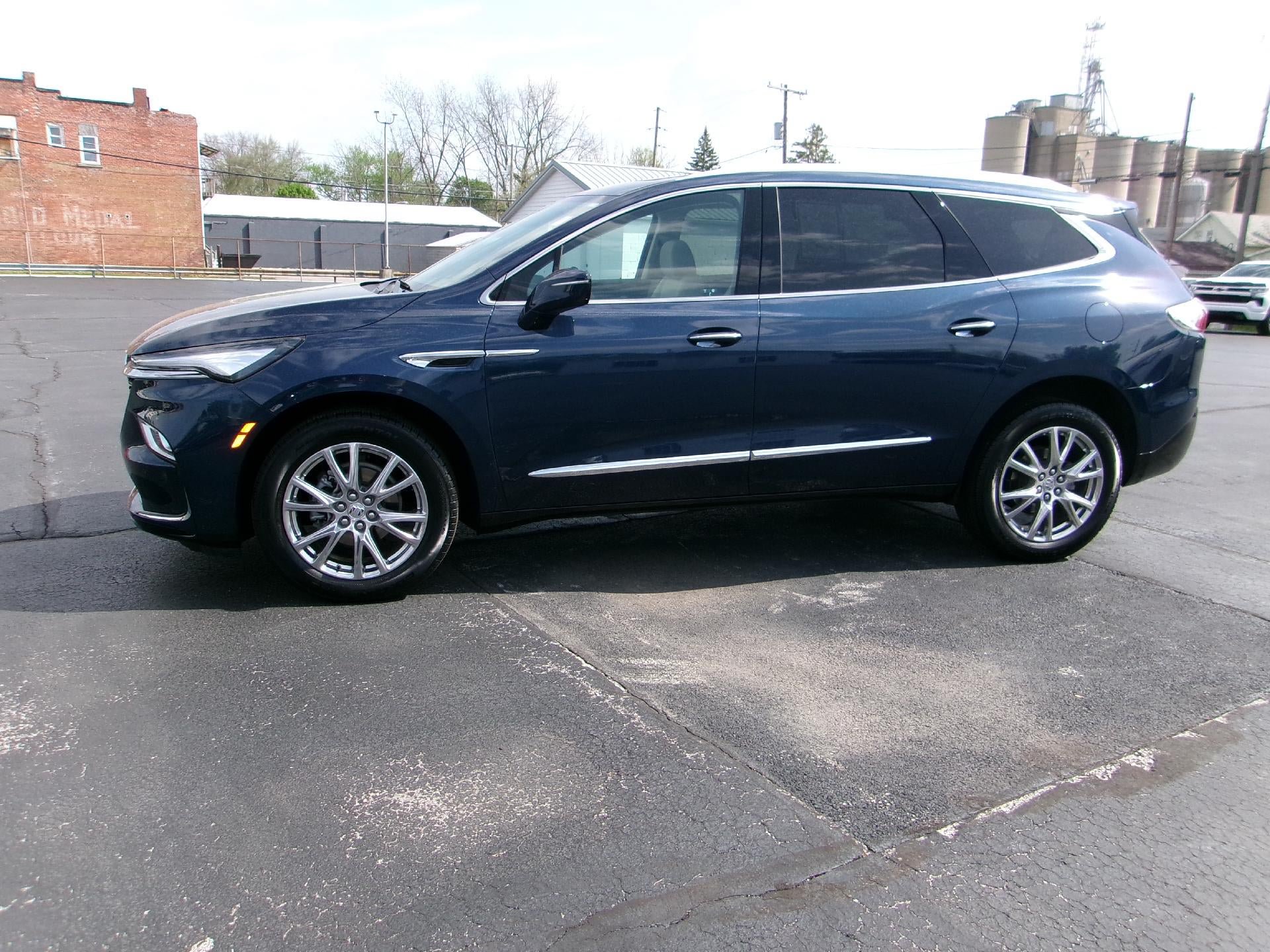 Used 2023 Buick Enclave Essence w/ Experience Buick Package FWD image 1