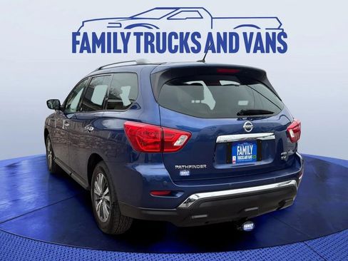 Used 2017 Nissan Pathfinder SV image 3