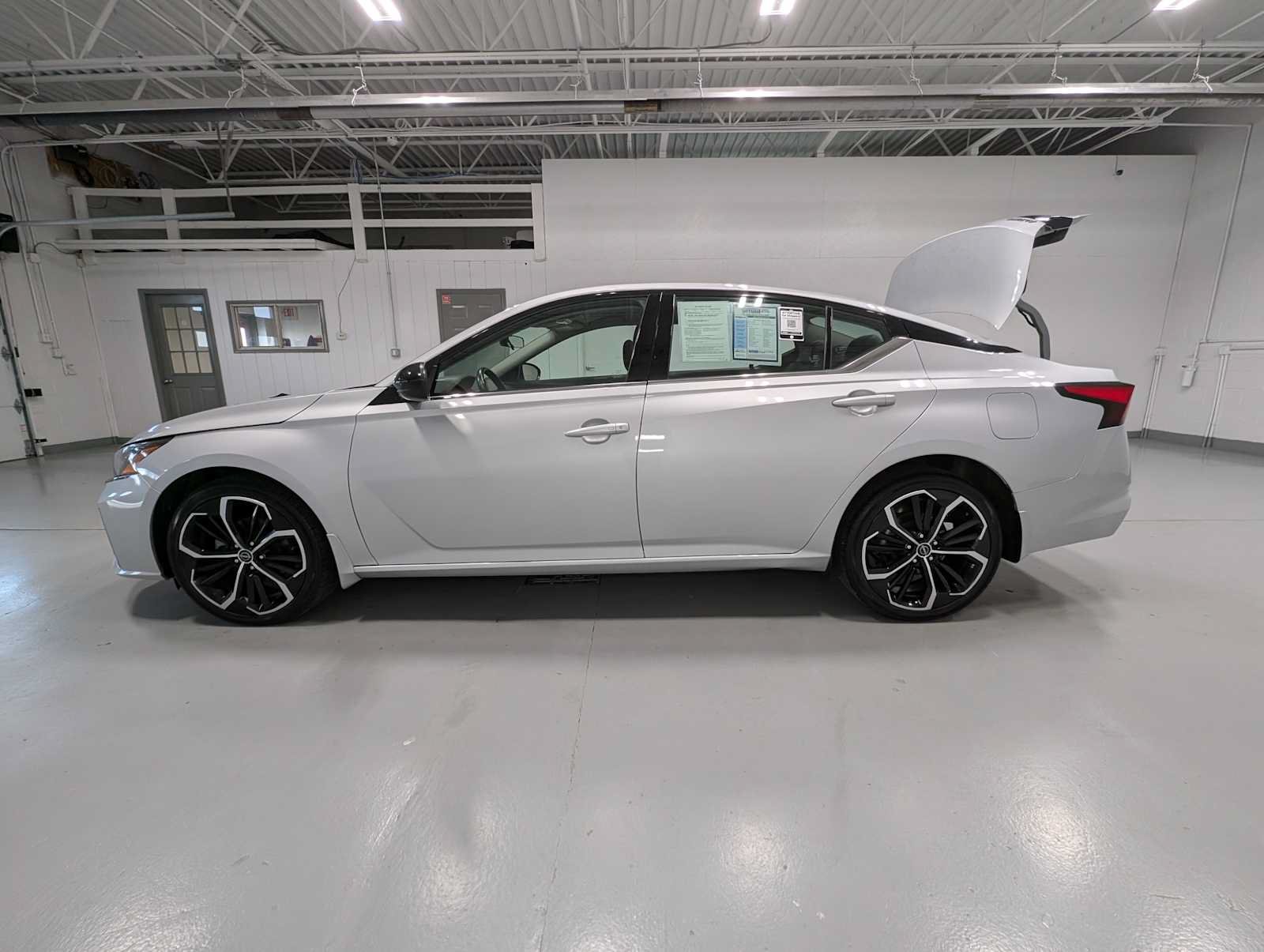 Used 2023 Nissan Altima 2.5 SR AWD/4WD image 12