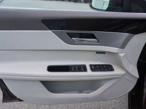 Used 2017 Jaguar XF Premium image 27