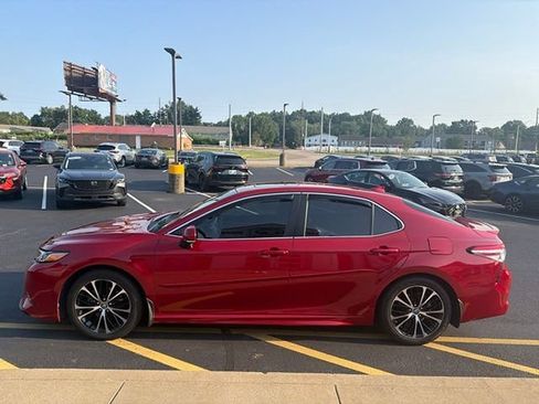 Used 2019 Toyota Camry SE w/ Convenience Package FWD image 3