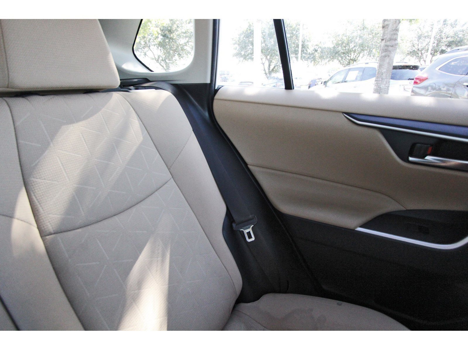 Used 2019 Toyota RAV4 XLE w/ Convenience Package FWD image 12