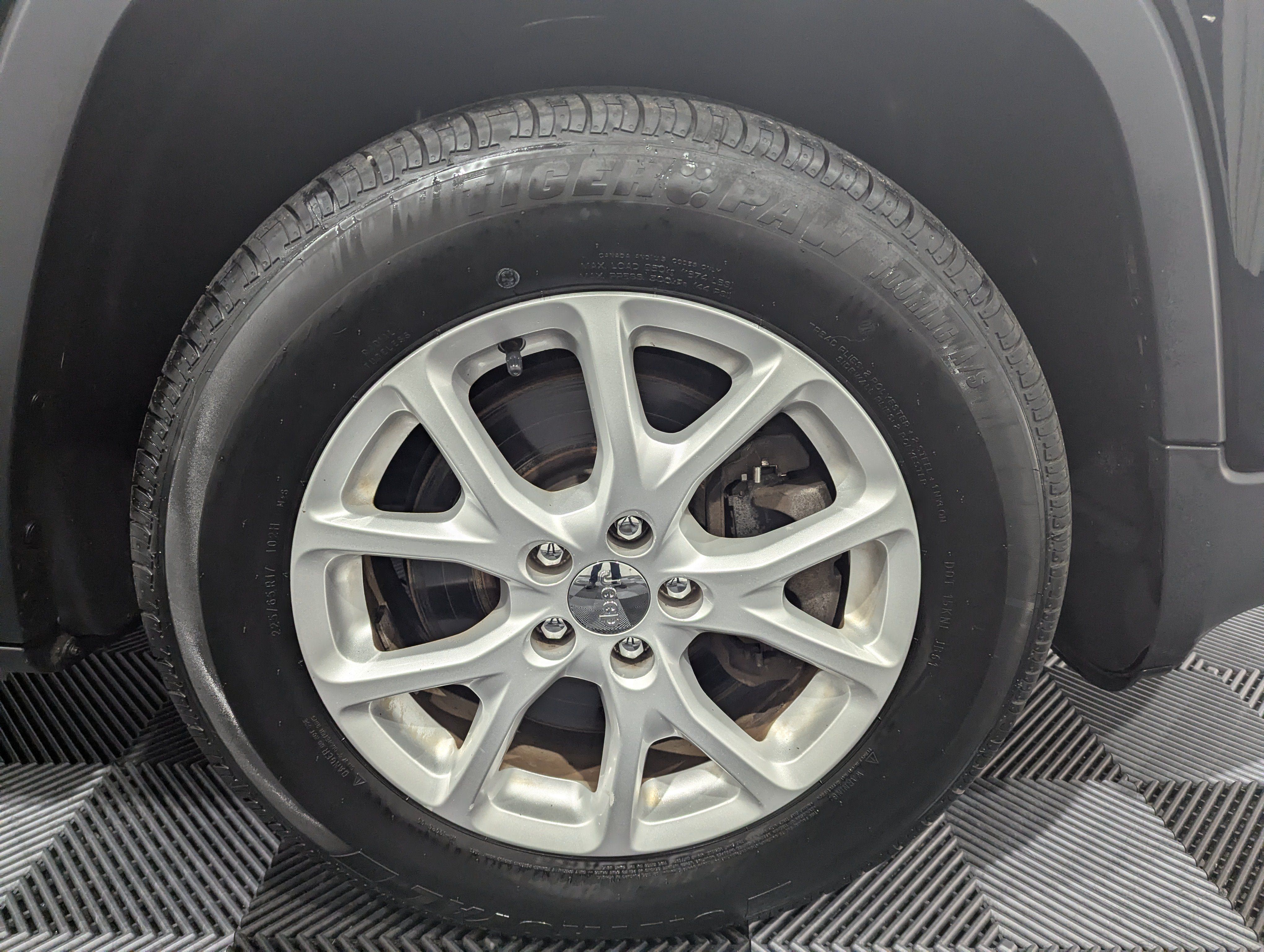 Used 2017 Jeep Cherokee Latitude w/ Cold Weather Group AWD/4WD image 6