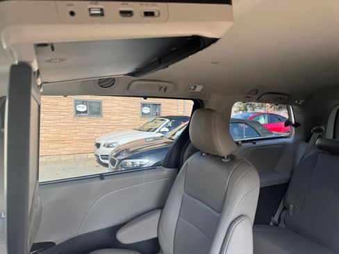 Used 2017 Toyota Sienna XLE image 35