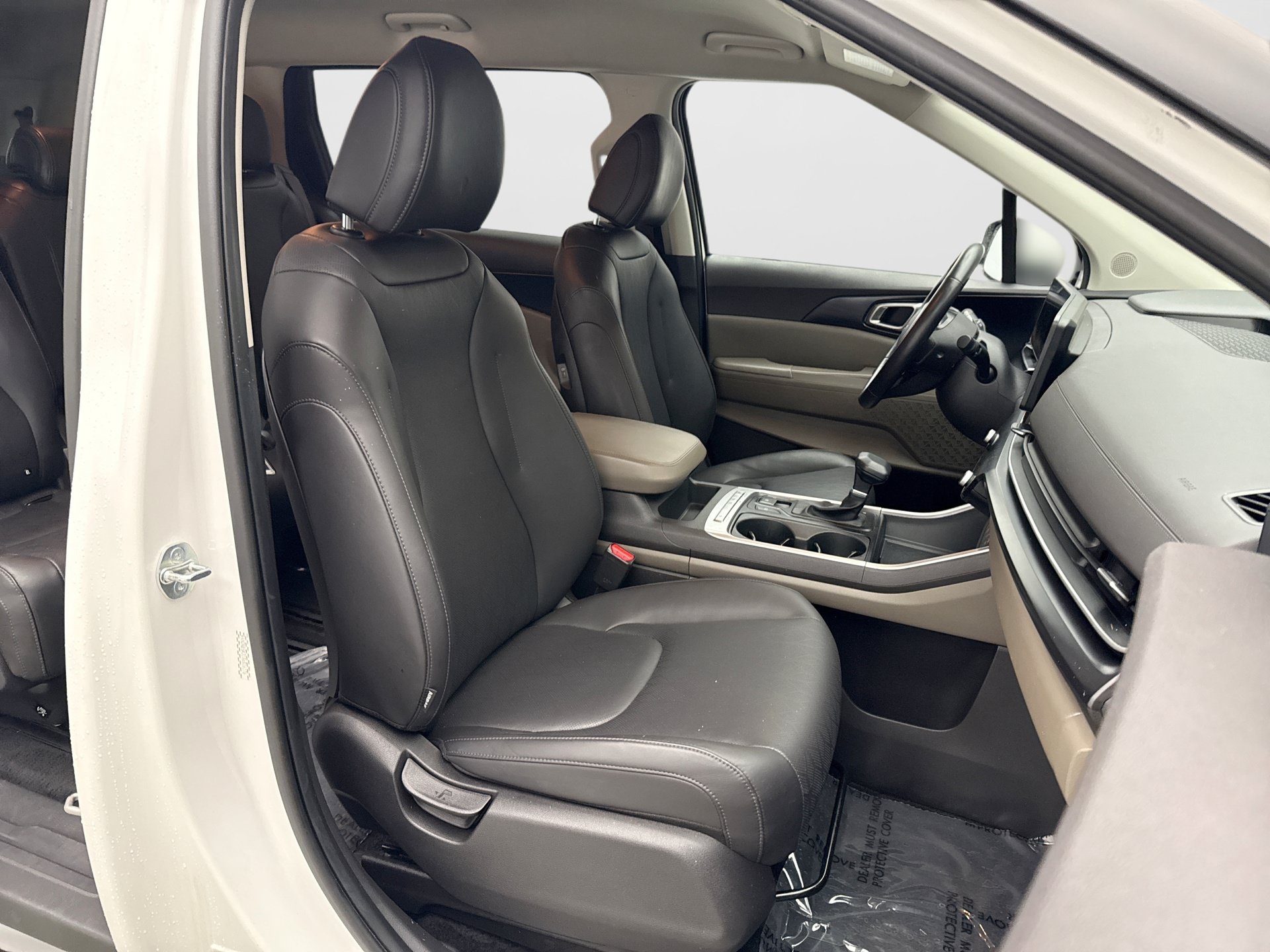 Used 2025 Kia Carnival FWD image 17