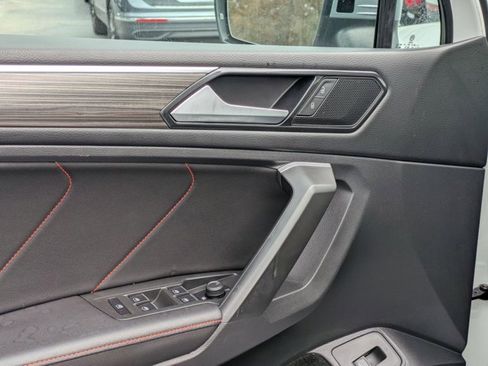 Used 2024 Volkswagen Tiguan SE image 3