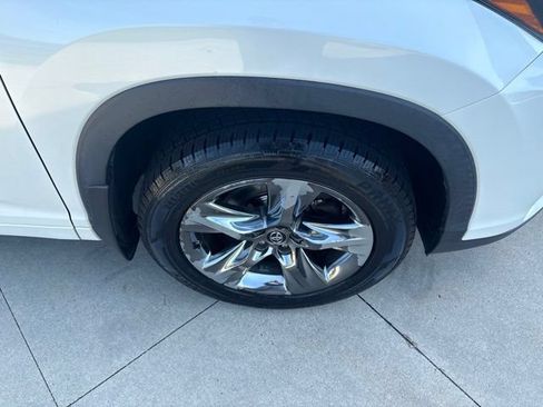 Used 2019 Toyota Highlander Limited Platinum AWD/4WD image 10