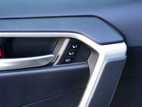 Used 2021 Toyota RAV4 XLE Premium image 9