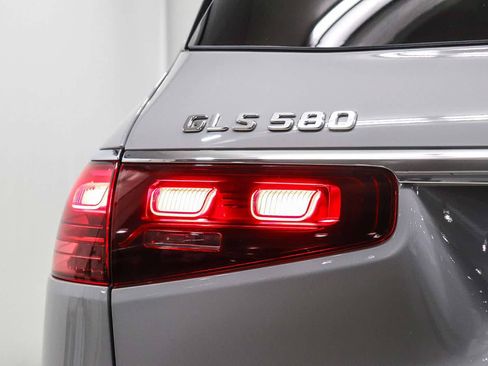 Used 2024 Mercedes-Benz GLS 580 4MATIC image 11