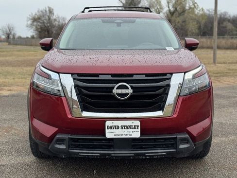 Used 2023 Nissan Pathfinder SV image 2