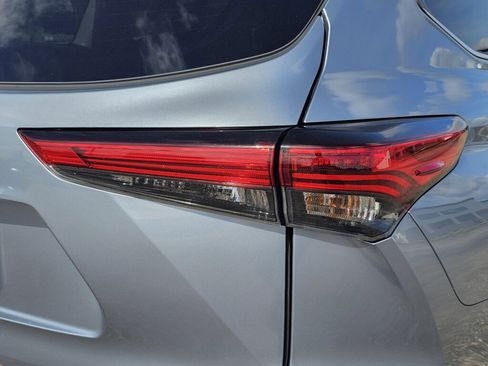 Used 2023 Toyota Highlander XLE FWD image 9