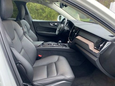 Used 2022 Volvo XC60 B5 Momentum image 36