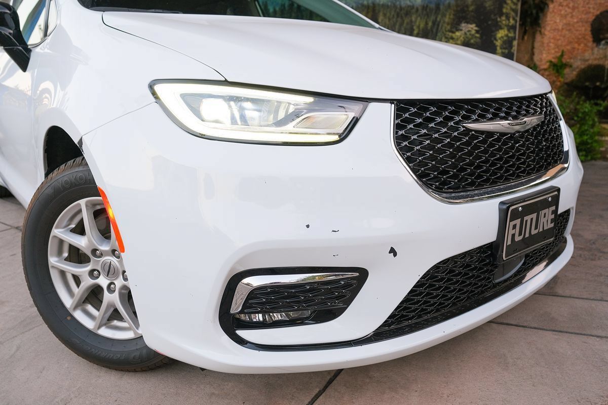 Used 2024 Chrysler Pacifica Touring-L FWD image 6
