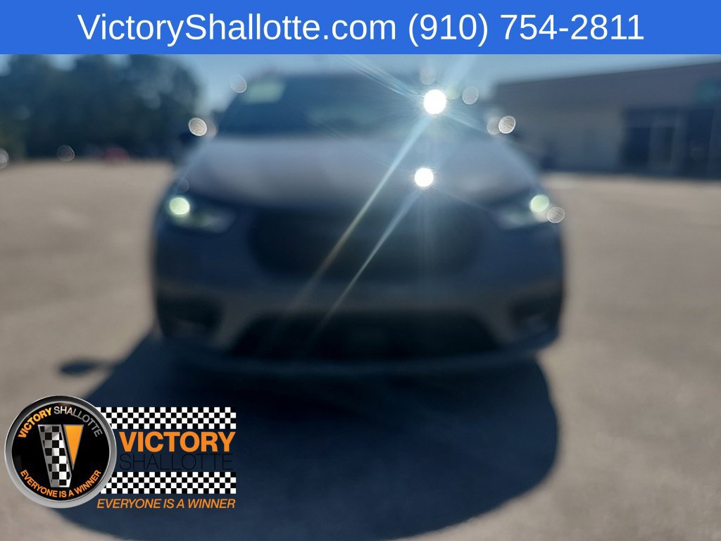 Used 2025 Chrysler Pacifica Limited FWD image 3