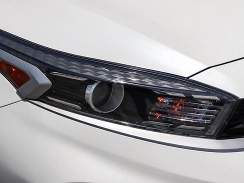 Used 2023 Kia Forte LXS w/ LXS Technology Package FWD image 4