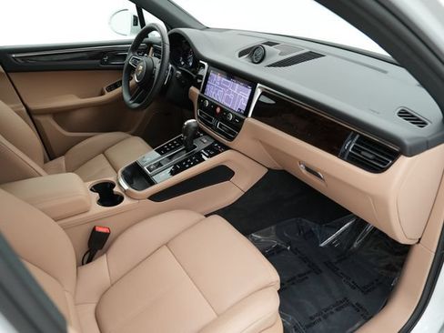 Certified 2025 Porsche Macan S AWD/4WD image 28