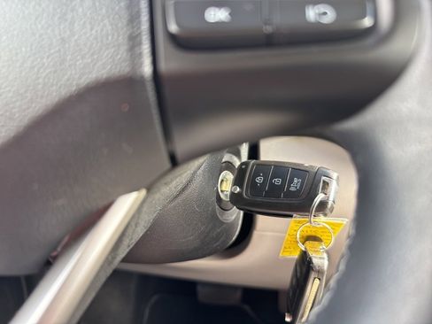 Used 2023 Hyundai Venue SEL image 31