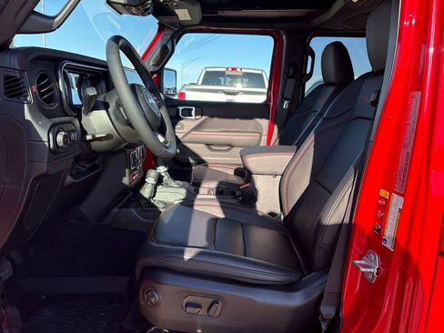 Used 2025 Jeep Wrangler Unlimited Rubicon image 12