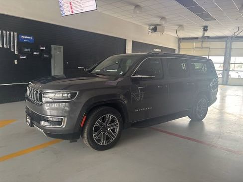 Used 2023 Jeep Wagoneer L Series II image 5