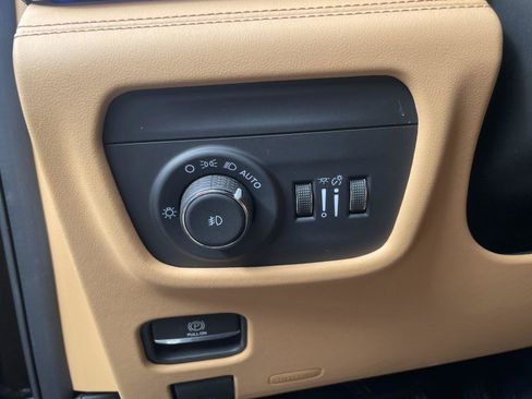 Used 2025 Jeep Grand Cherokee Summit image 13