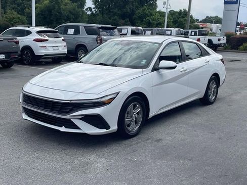 Used 2024 Hyundai Elantra SE FWD image 3