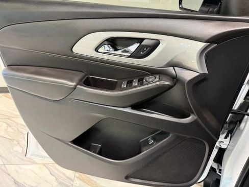 Used 2020 Chevrolet Traverse LT image 12