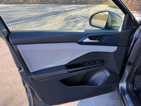 Certified 2024 Volkswagen Taos SE image 17