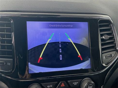 Used 2021 Jeep Grand Cherokee Laredo X image 21