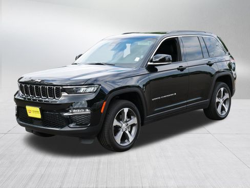 Used 2025 Jeep Grand Cherokee Limited w/ Trailer Tow Package AWD/4WD image 3