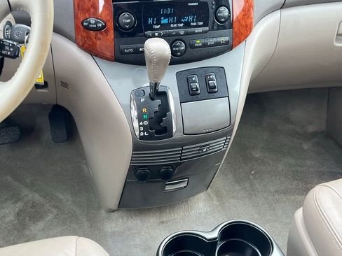 Used 2008 Toyota Sienna XLE image 19