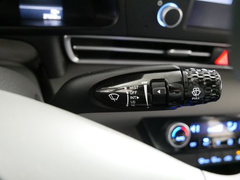 Used 2023 Hyundai Elantra SEL image 30