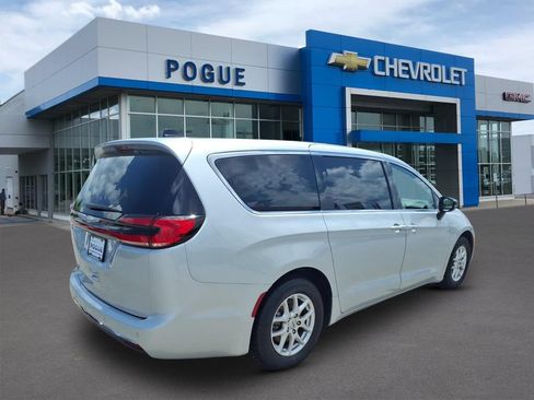Used 2024 Chrysler Pacifica Touring-L FWD image 2