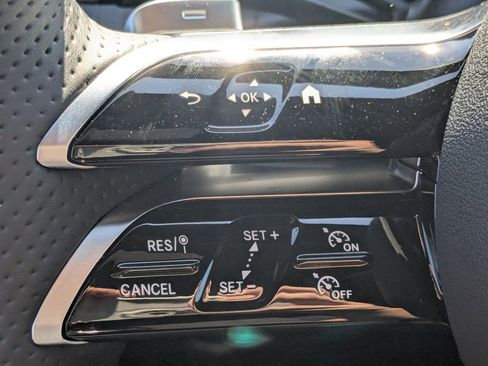 Used 2025 Mercedes-Benz GLC 350e 4MATIC image 11