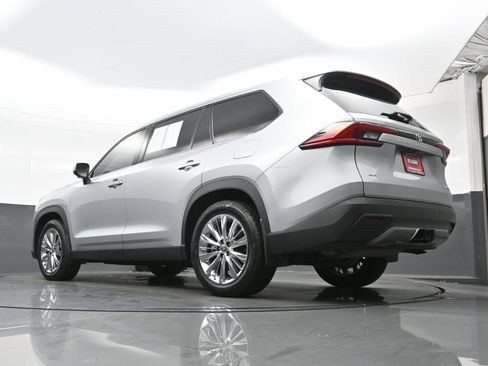 Used 2024 Toyota Grand Highlander AWD image 31