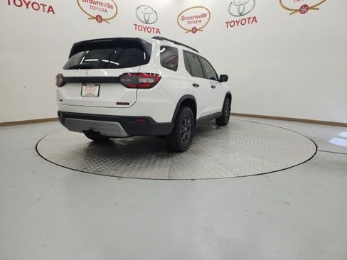 Used 2025 Honda Pilot TrailSport image 8