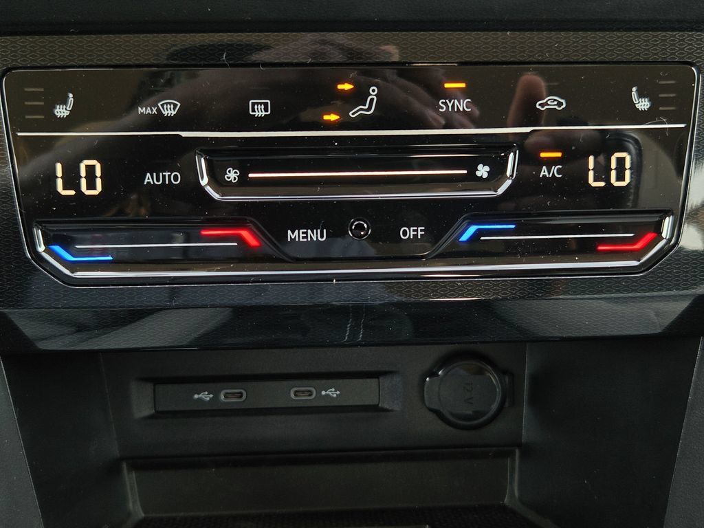 New 2027 Volkswagen Taos SE FWD image 17