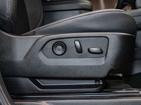 Used 2025 Chevrolet Suburban Z71 w/ Comfort Package image 27