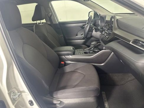 Used 2024 Toyota Highlander LE AWD/4WD image 29