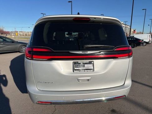 Used 2024 Chrysler Pacifica Touring-L image 7