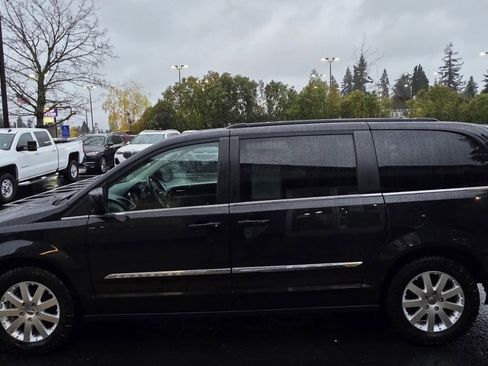 Used 2016 Chrysler Town & Country Touring image 7